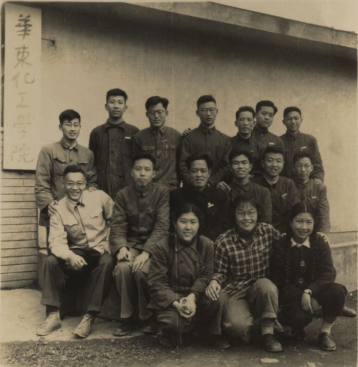 沈尧曾（二排左1）早年担任校学生干部时的一张合影（1954年5月江湾校门口）