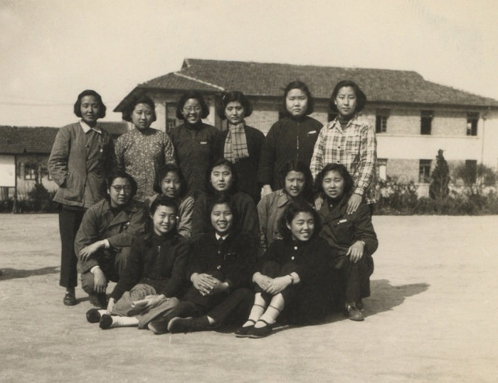 沈夫人郑瑞华校友（二排左1）在江湾女宿舍前合影