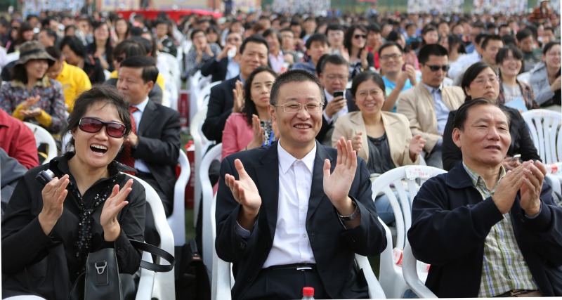 师生和来宾们在会上