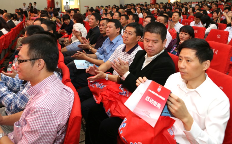 学校领导和<font color=red>校友</font>代表的发言获得台下一阵子热烈的掌声。