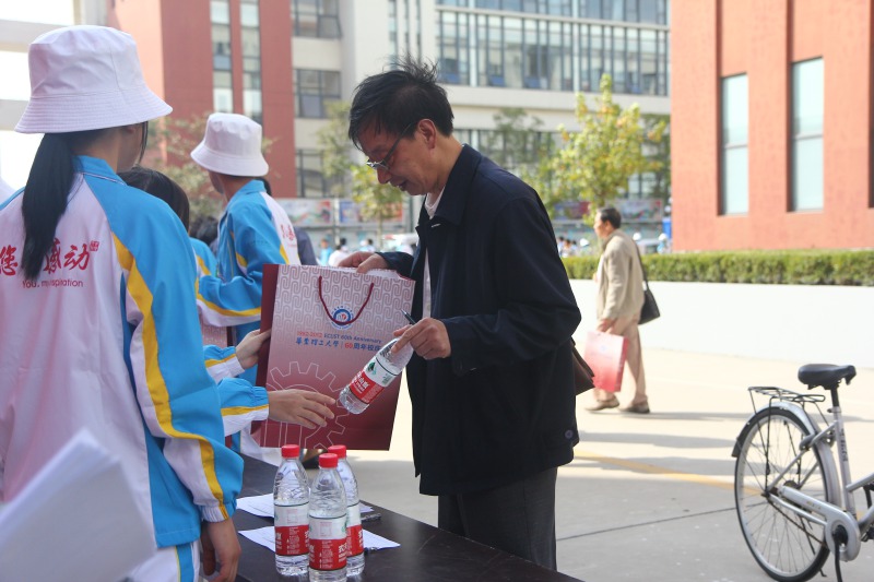 学校为每位返校<font color=red>校友</font>都准备一份精美的礼品。