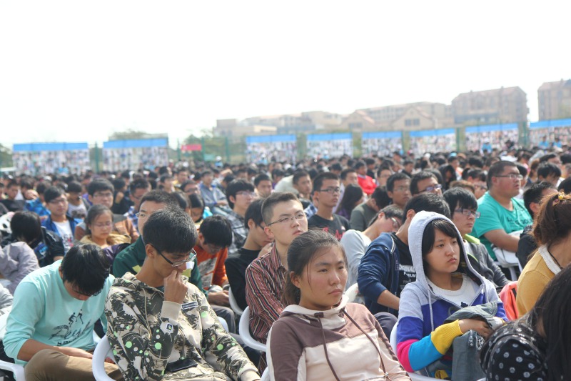 今天的学子，明天的<font color=red>校友</font>。草坪上学生等待着庆典的开始，有的则抽空上微薄，发祝福短信，忙着“直播”现场实况.