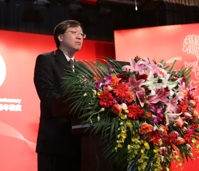 钱峰副校长主持中银华理友认同卡揭幕仪式，并在随后的<font color=red>校友</font>返校活动中介绍了我校发展历程。