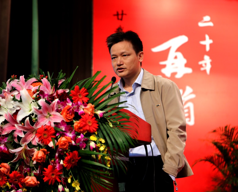 京仪集团自动化系统成套工程公司总工程师，92届高分子材料研究生赵江滔在纪念活动中上台演讲