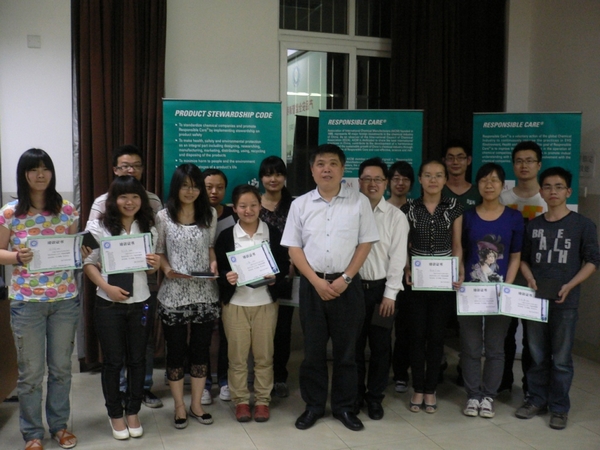 获得冠军组的学生与老师合影