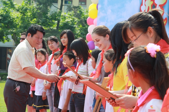 浦东新区民办联营小学校长为志愿者颁发证书