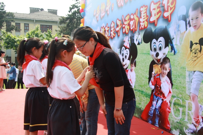 受助小学生为志愿者系红领巾