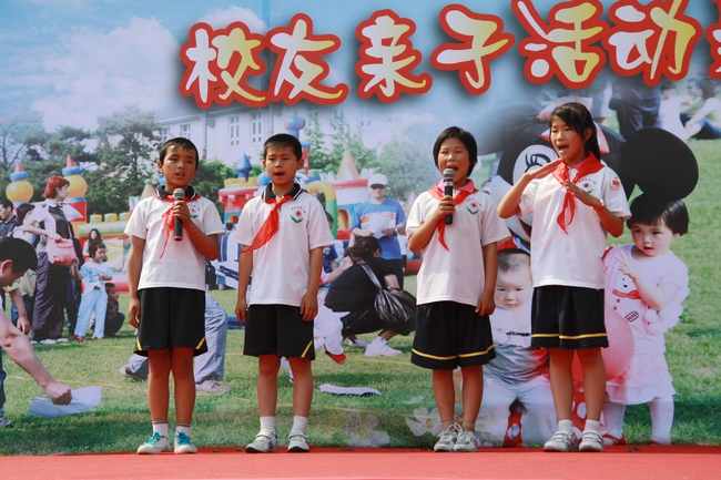 受助学生表演《感恩的心》