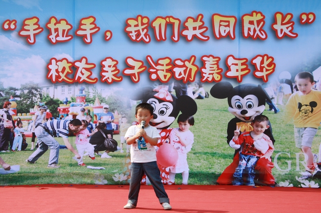 小朋友上台表演儿歌