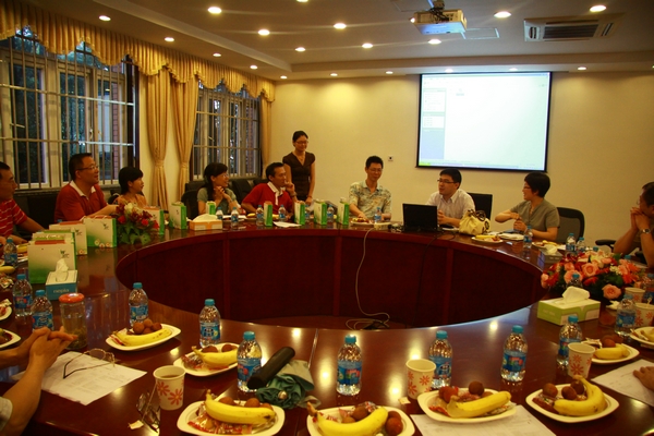 校友总会副秘书长刘志鹏介绍学校的现状