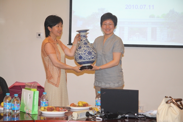 校友向商学院赠送纪念品