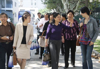 纪念大会后，校友们谈笑风生走往学生一食堂